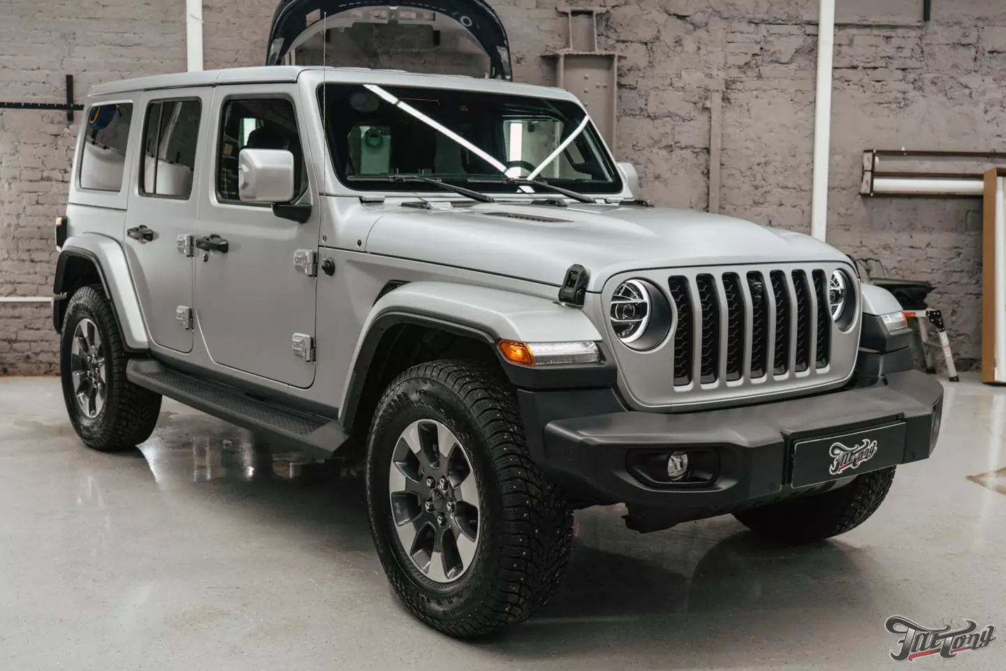 Оклеили в матовый полиуретан Jeep Wrangler и установили Ангельские глазки (Halo Lights)